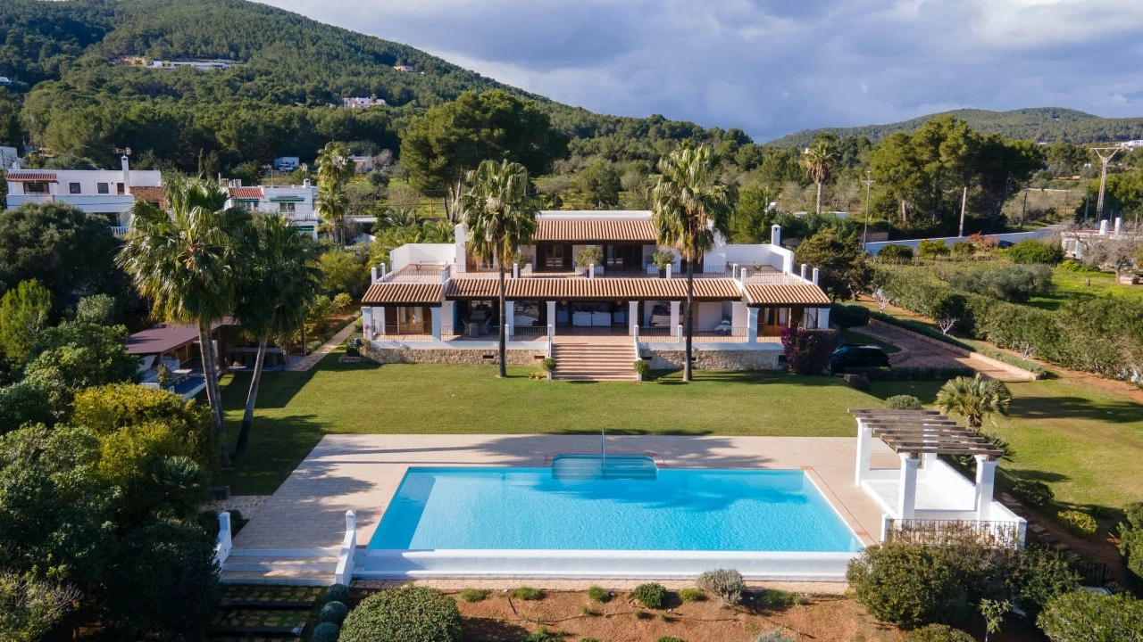 Luxury real estate Ibiza to rent villa Blueberry  dronne pool outside